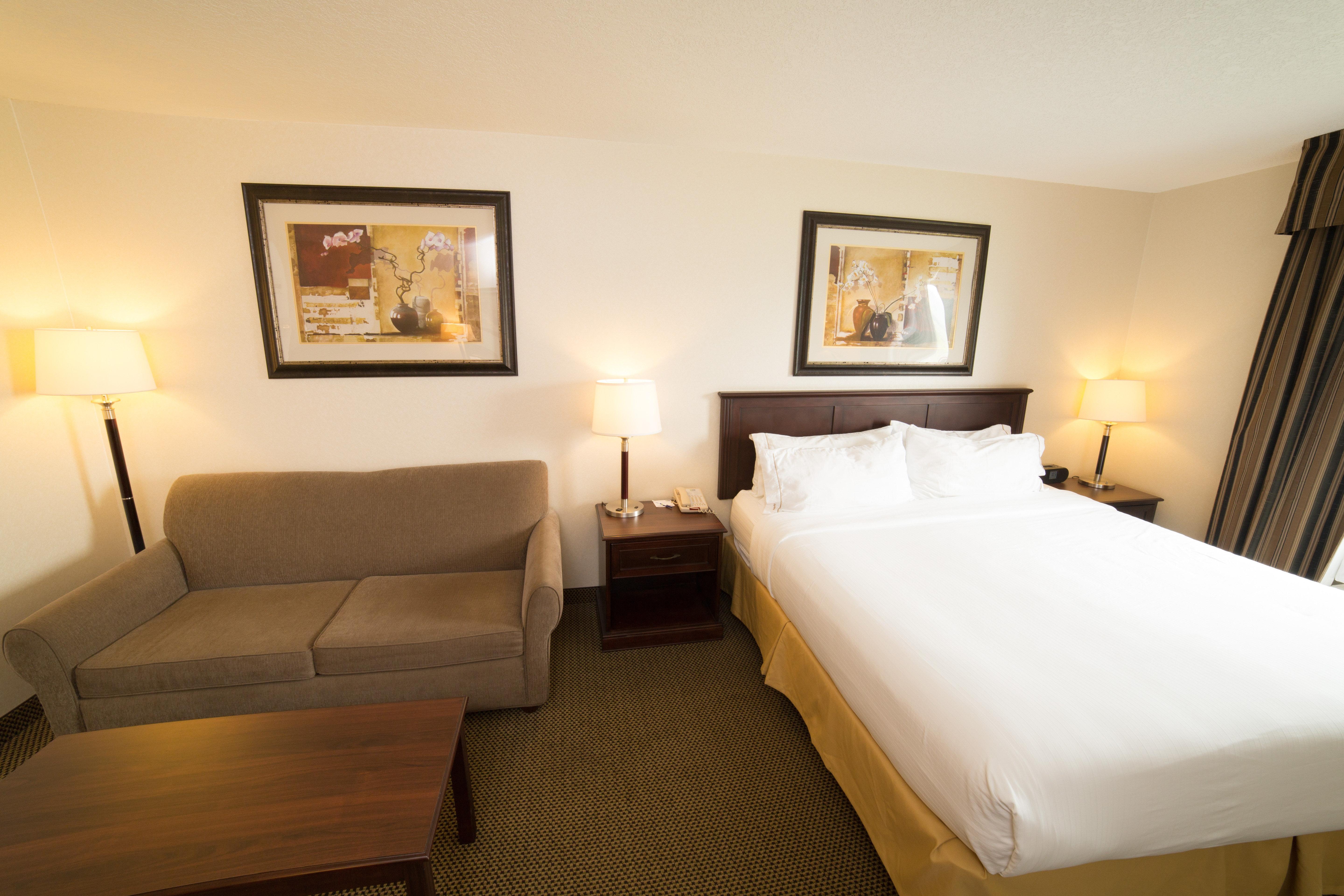 Holiday Inn Express & Suites Whitecourt By Ihg Exterior photo