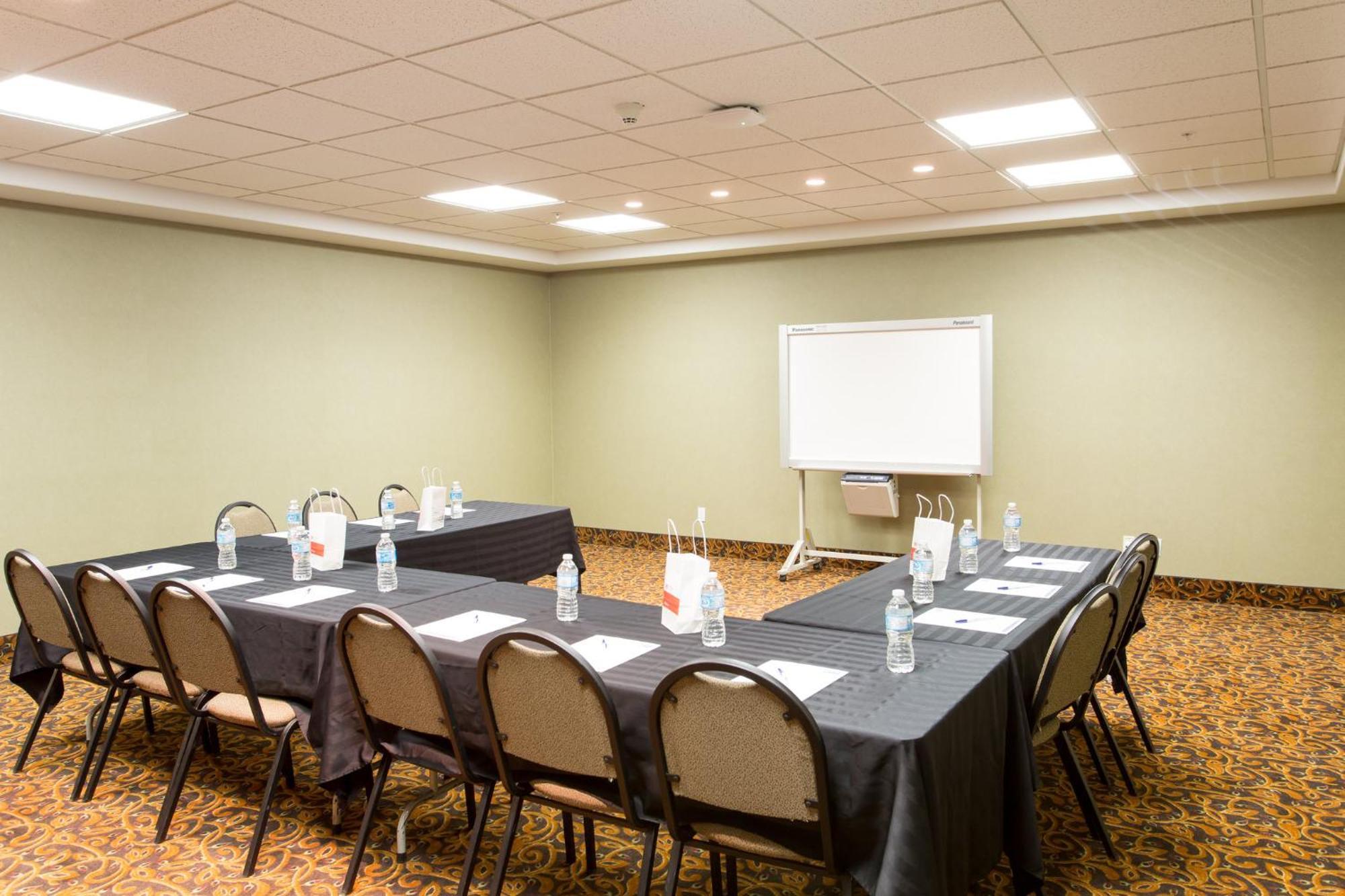 Holiday Inn Express & Suites Whitecourt By Ihg Exterior photo