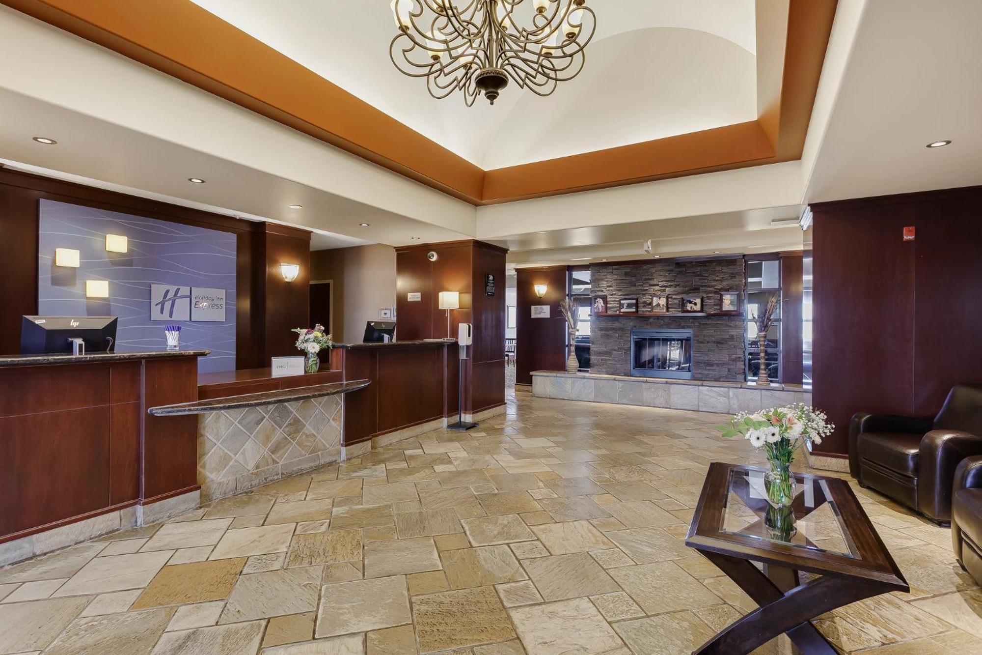 Holiday Inn Express & Suites Whitecourt By Ihg Exterior photo