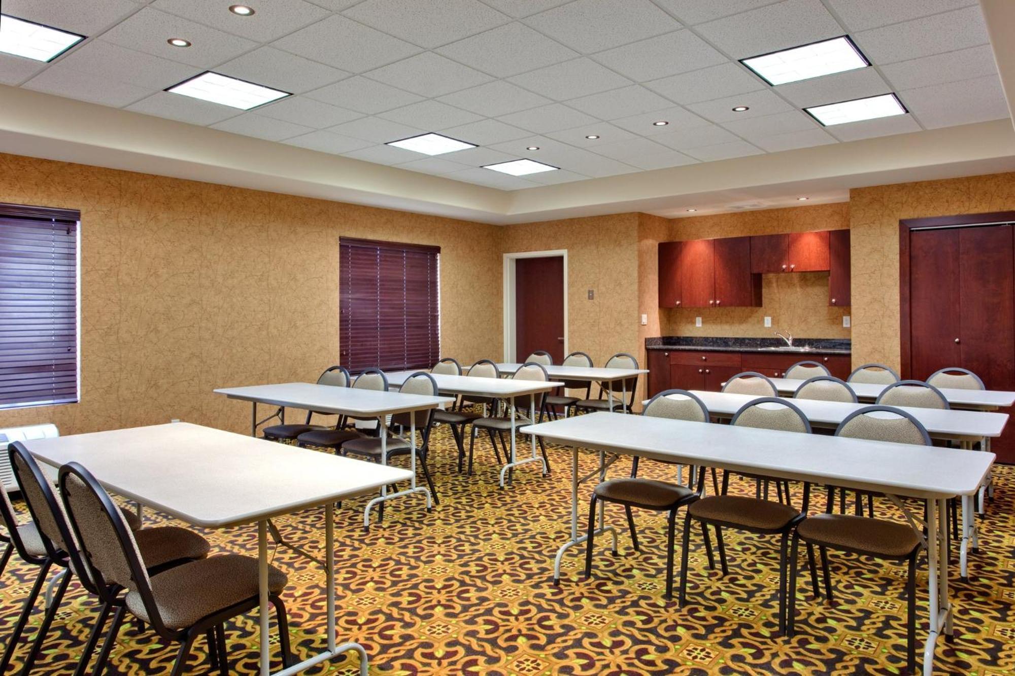 Holiday Inn Express & Suites Whitecourt By Ihg Exterior photo