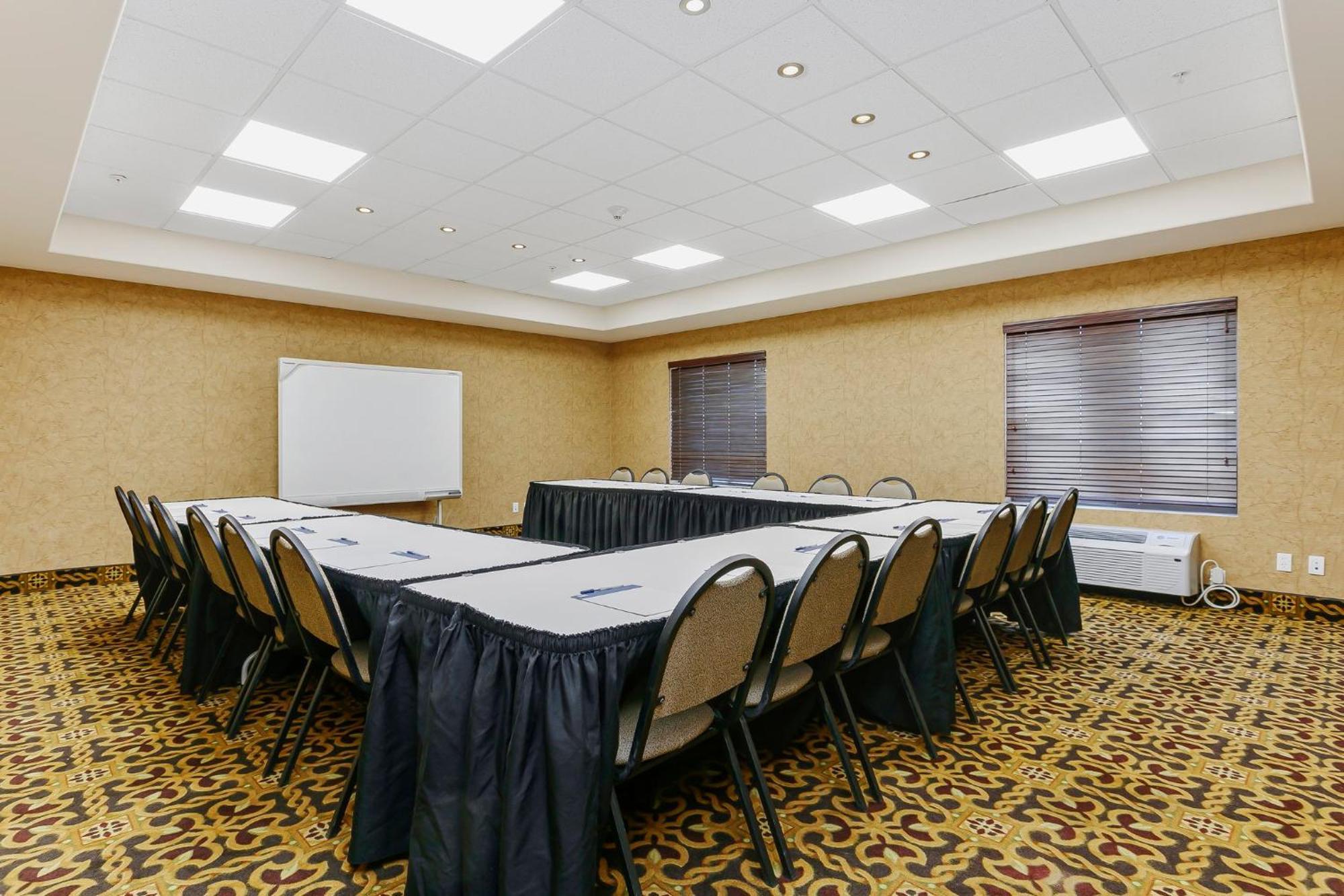 Holiday Inn Express & Suites Whitecourt By Ihg Exterior photo